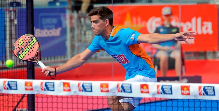 Juan Lebrón, con palas de pádel Babolat.