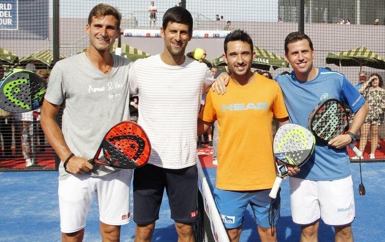 Novak y Marko Djokovic, jugando al padel