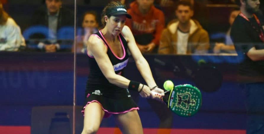 Revés a dos manos en el padel