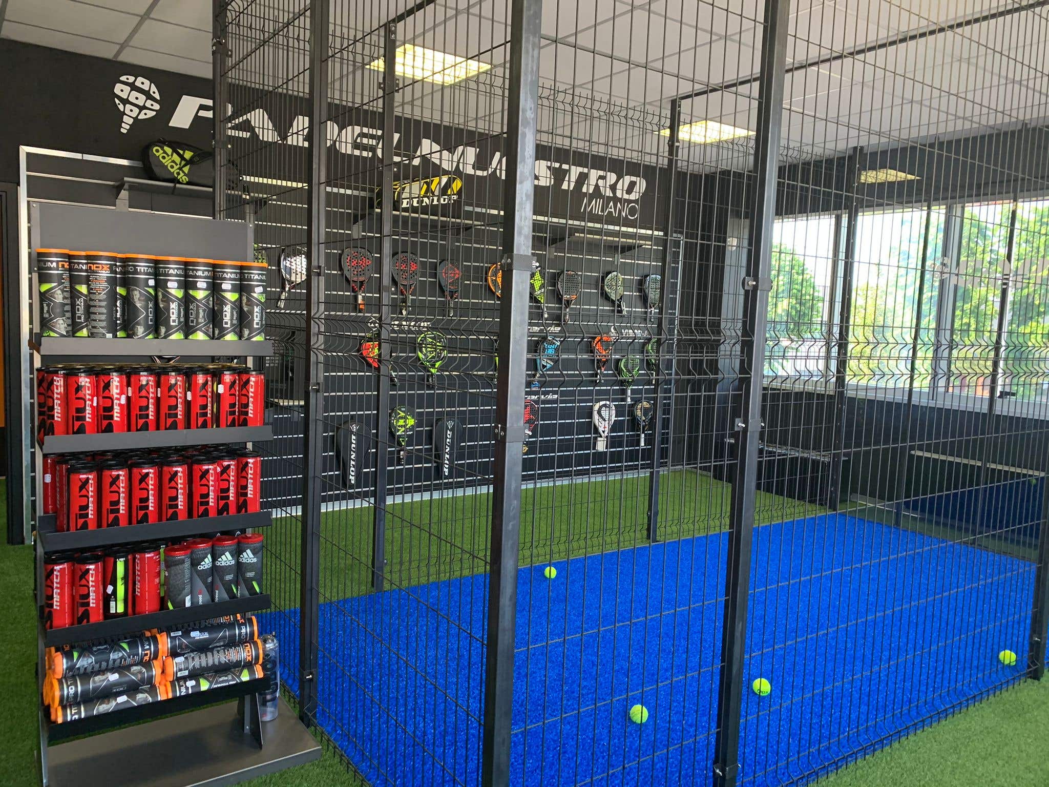 Pista interior en la tienda Padel Nuestro Milano
