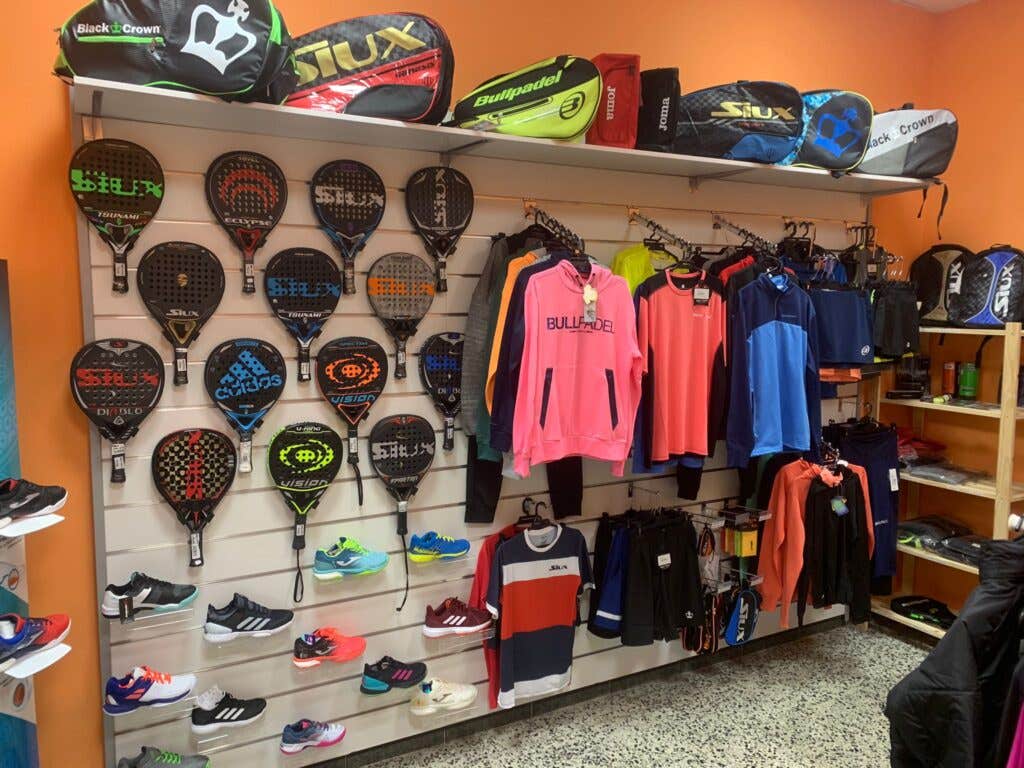 Interior de la tienda Padel Nuestro Galicia
