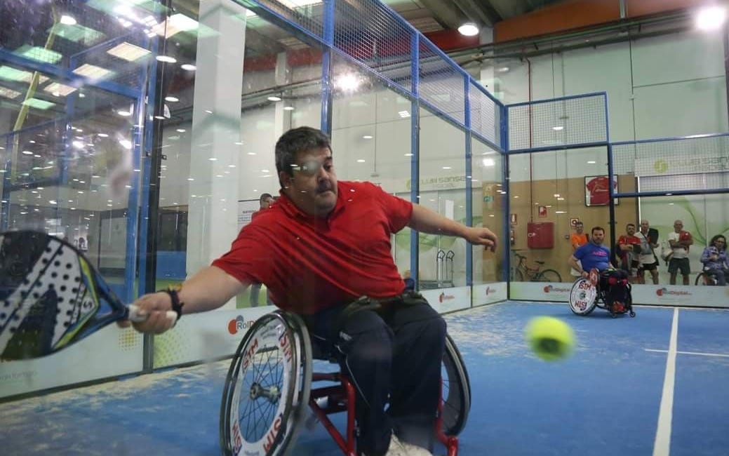 Antonio Carneros, jugador Siux de pádel adaptado