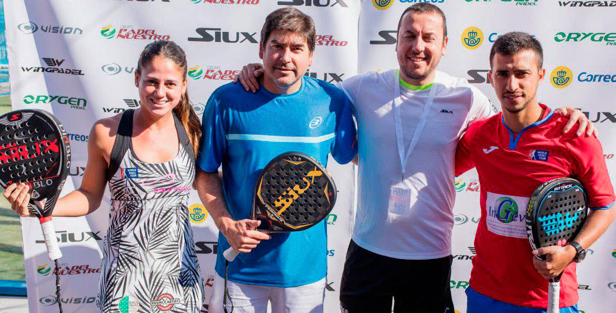 Mari Carmen Villalba, Cristian Gutiérrez y Álvaro Cepero, junto a un aficionado.