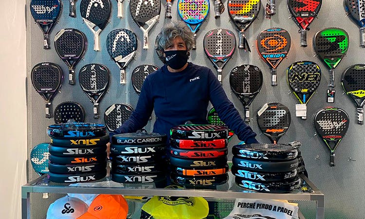Interior de la tienda Padel Nuestro en Siracusa