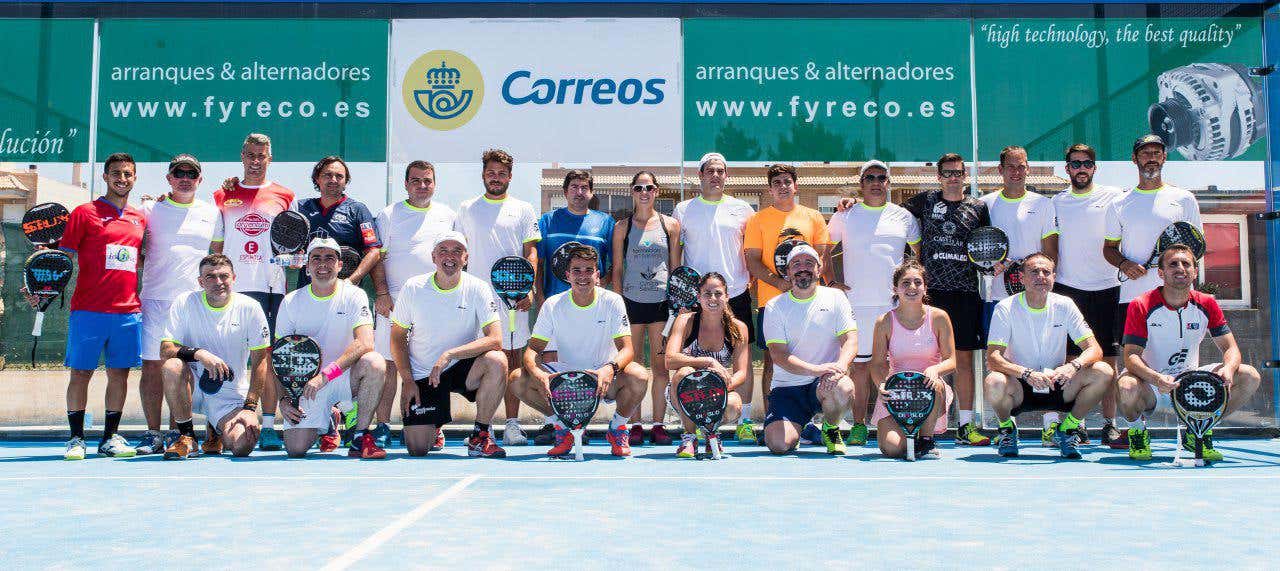 Foto de familia con los jugadores y clientes que acudieron a la I Jornada Team Grupo Padel Nuestro.
